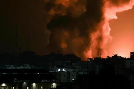 外媒：加沙地带一<em>清真</em>寺及居民房屋被以军炸毁，致多人死亡
