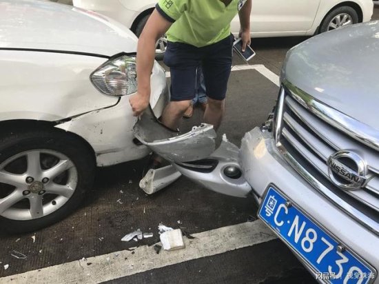 <em>珠海</em>夏湾春泽名园小区门前两台小车无辜被撞