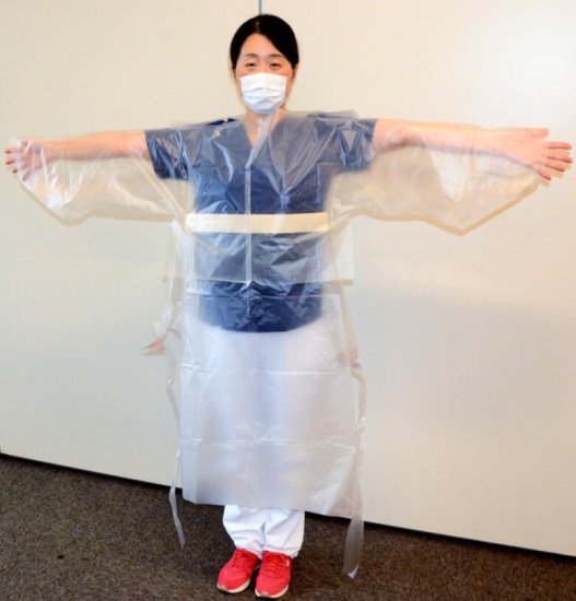 东京护士将垃圾袋改装成防护服 只需3分钟