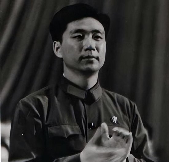1980年王洪文的弟弟到北京监狱探视，见到哥哥后问：你胳膊折了...