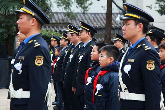 <em>南京</em>：第十个国家公祭日 社会各界献花悼念遇难同胞