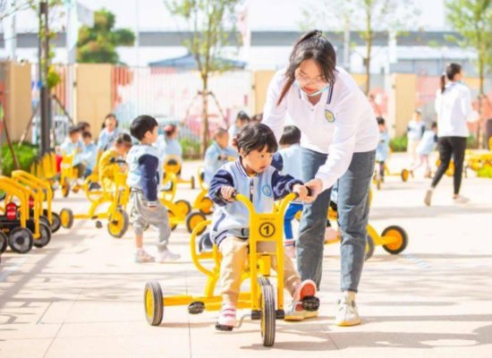 杭州一“天使老板”，设立嵌入式幼儿园，员工实现“带娃上班”