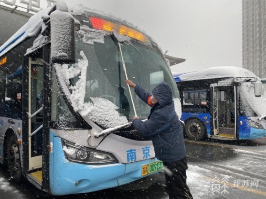 大雪来袭：南京启动应急预案 保障出行通畅