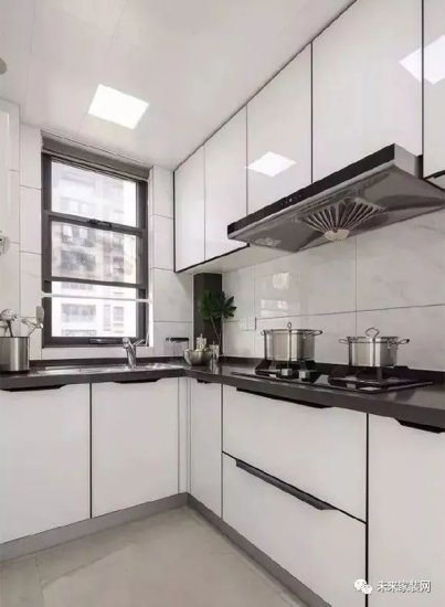 不花哨的厨房装修更实用，设计简洁大方，收纳空间很充足！