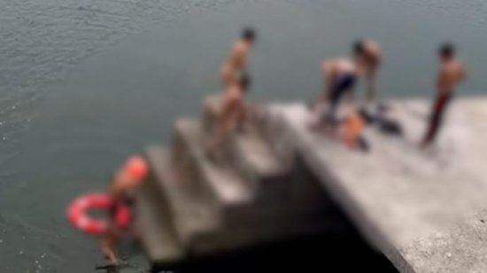 7个孩子<em>在河里游泳</em>玩耍，路过老师严厉制止