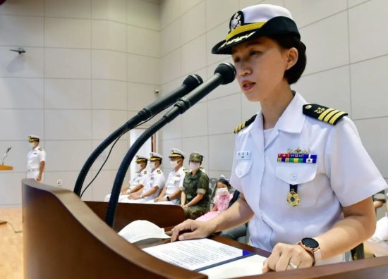 韩国海军第一位女<em>舰长</em>，有望成为两栖攻击舰<em>舰长</em>，丈夫同为军官