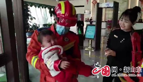 <em>滨州</em>：一幼童脚卡<em>酒店</em>旋转门 消防员紧急救援