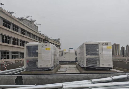 浙江省中医院项目风冷热泵机组吊装成功