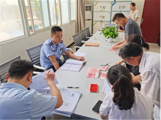广安区警方为36名工人追回8万余元血汗钱