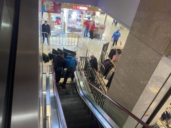 百联滨江购物中心，一<em>男孩</em>右脚卷入自动扶梯致脚掌离断