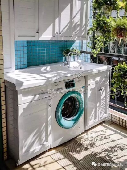 <em>阳台洗衣柜</em>定制套全铝的，即防水防潮又漂亮并且还上档次！