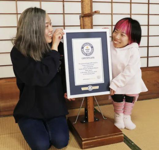 相差75厘米，日本一对双胞胎姐妹获得“身高差最大”吉尼斯纪录...