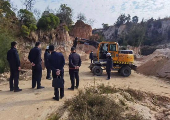 北京一村民在承包地内盗挖<em>砂石料</em> 造成重大损失！