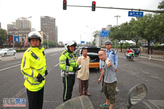 北京南站的交通守护者---骑警于利