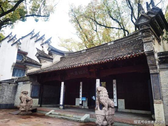 天一阁之于宁波,就像西湖之于杭州，历史悠久的私家藏书楼