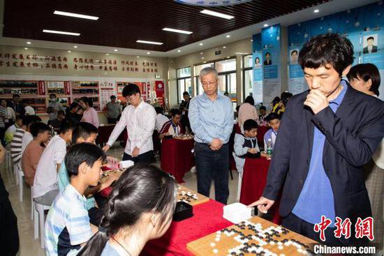 中日韩三国棋手走进合肥校园 与学生对弈启智
