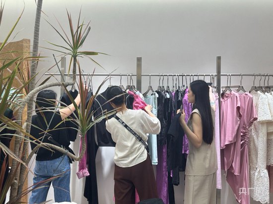 <em>深圳</em>南油原创“新中式”服装受消费者欢迎