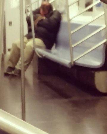 纽约地铁车厢出现大老鼠<em> 爬</em>到熟睡乘客<em>身上</em>