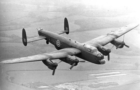 二战中英国最残忍的报复：空军自杀式夜袭水坝，洪水瞬间吞噬...