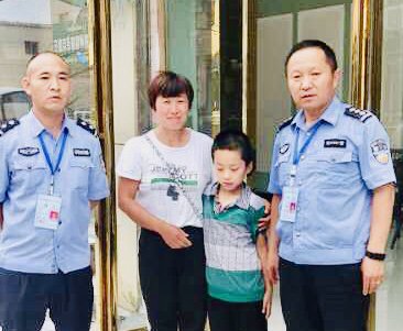 郸城执勤特警帮助走失儿童找到家人
