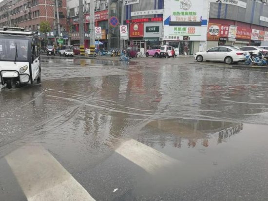 <em>商丘</em>这个路口一下雨就积水啥时候能解决？