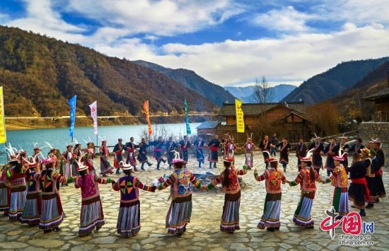 四川平武：雪山彩林藏寨美生态经济助振兴