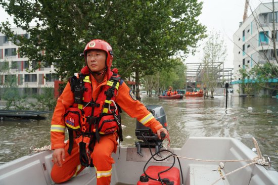 暴雨洪灾下中国救援力量守护民众安全