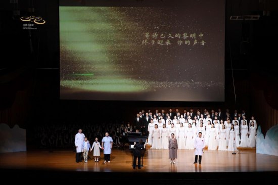 白衣为甲 江苏大剧院原创音乐戏剧《花开的声音》温暖唱响