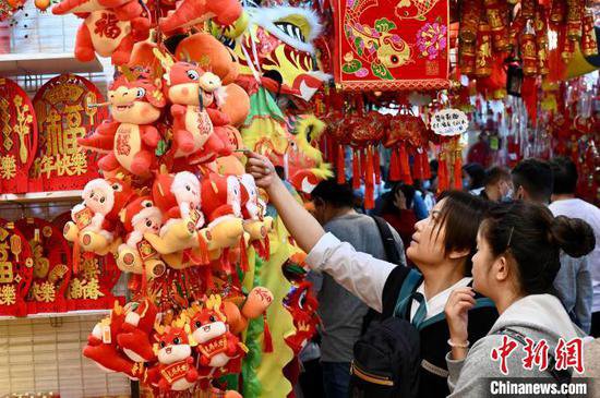 农历新年将近 香港市民购买贺年<em>装饰</em>迎新春
