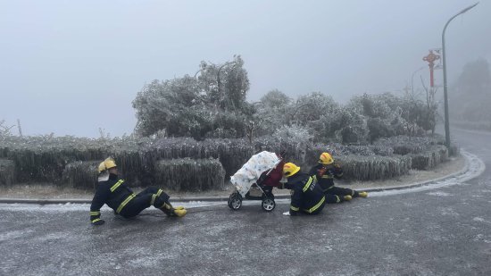 冰雪中“滑行”8小时<em> 长沙</em>消防员救出一名满月婴儿