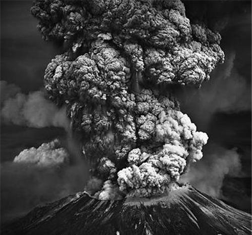 史上最大火山爆发：3万人瞬间死亡，有三人以不可思议方式的<em>幸存</em>