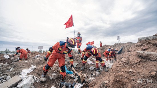 内蒙古消防举行地震灾害救援实战拉动演练