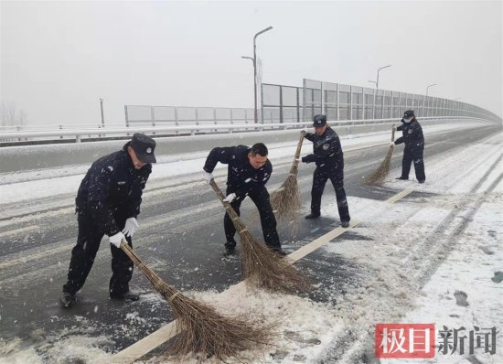 <em>荆州</em>自西向东普降雨雪，各部门积极应对低温降雪天气