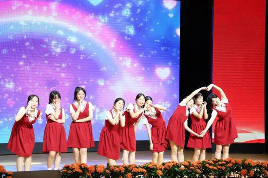 重庆市徐悲鸿中学举行第39个教师节庆祝暨表彰大会