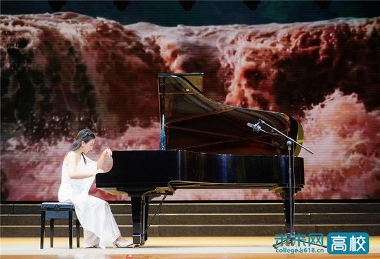 <em>渤海大学</em>举办“中西方音乐对话”钢琴独奏音乐会