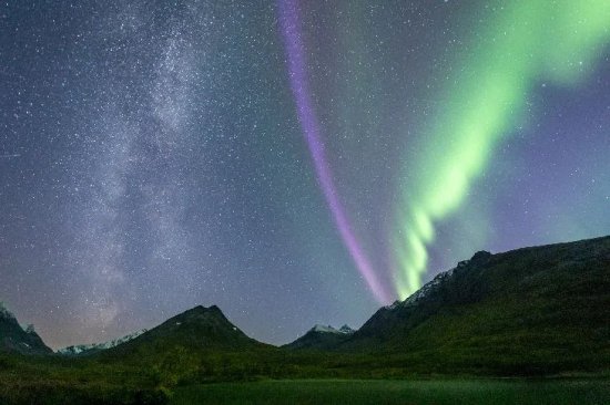 一道亮紫色弧光冲天而起！挪威出现了神秘天象，是<em>怎么</em>形成的？