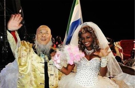 53岁的中国大爷，9年前娶24岁非洲妻子，两人如今生活得幸福吗...