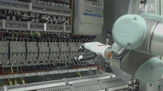 上海：仿生机器人变电站“上岗”