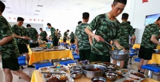 中国解放军伙食肉少？<em>一天一斤</em>肉的标准，恐怕只有美军比得上了