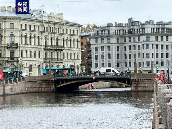 俄罗斯圣彼得堡巴士坠河事故救援<em>工作</em>结束