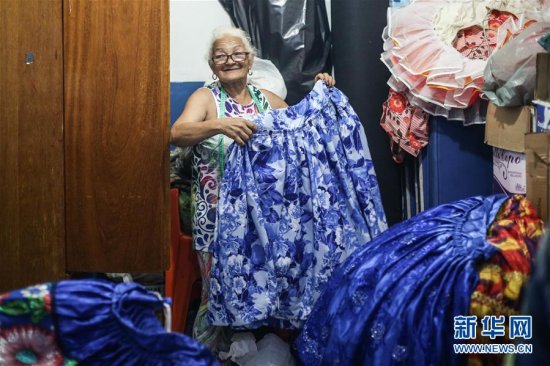 为巴西狂欢节缝制<em>服装的</em>老妇人