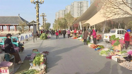 新疆焉耆：便民早市点燃城市“烟火气”