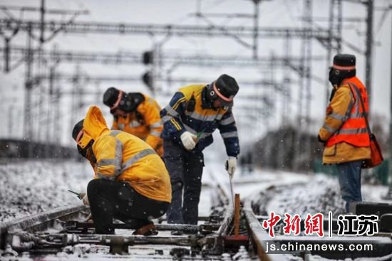 徐州电务段组织力量战风雪护归途