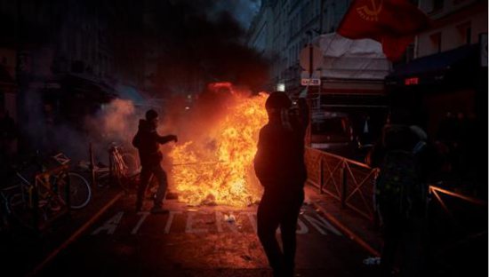 巴黎街头示威者与警方发生冲突，<em>有人纵火</em>、推翻汽车