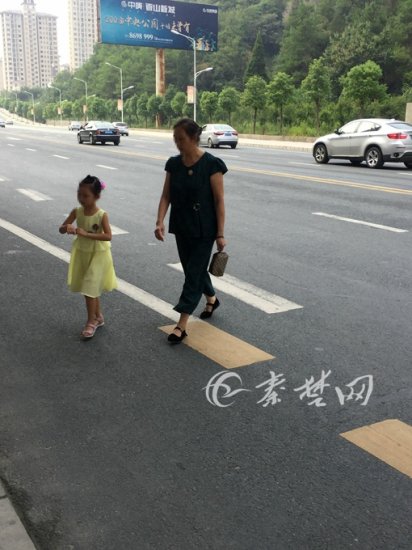 [不文明行为曝光台]大人携带<em>儿童横穿马路</em>，不该！