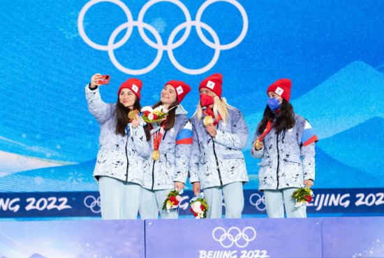 （北京冬奥会）越野滑雪——女子4×5公里接力奖牌颁发仪式