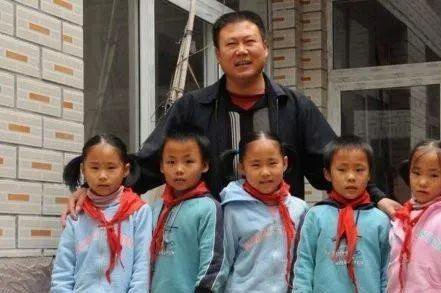 <em>中国</em>首例5胞胎，如今21年过去，父亲已劳累去世，母亲苦尽甘来...