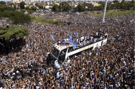 阿根廷队首都巡游，与500万球迷共同狂欢
