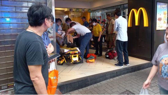 港媒：香港一<em>快餐店</em>发生持刀伤人案，涉案男职员被拘捕