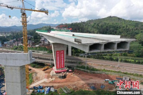 <em>中国最重</em>悬浇T型刚构桥“华丽转身” 全桥重2.36万吨